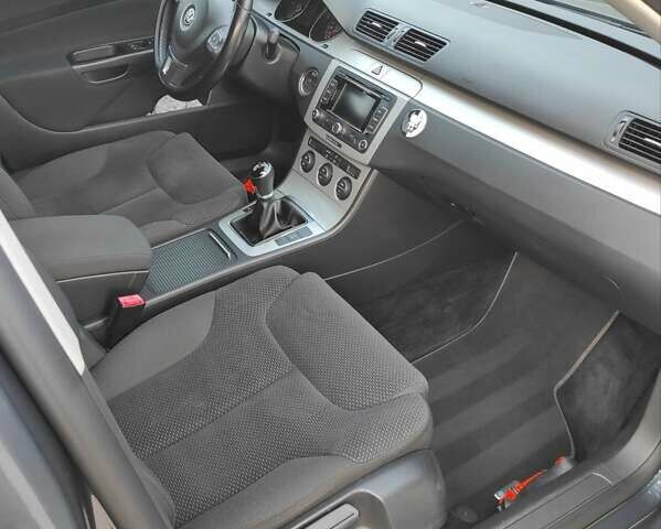 Серый Фольксваген Пассат, объемом двигателя 1.6 л и пробегом 262 тыс. км за 7000 $, фото 55 на Automoto.ua