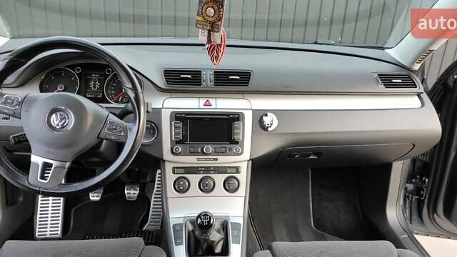 Серый Фольксваген Пассат, объемом двигателя 1.6 л и пробегом 262 тыс. км за 7000 $, фото 42 на Automoto.ua