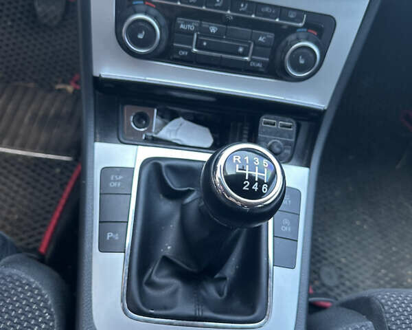 Сірий Фольксваген Пассат, об'ємом двигуна 1.4 л та пробігом 240 тис. км за 6000 $, фото 9 на Automoto.ua