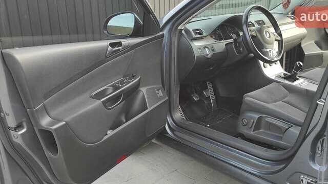 Серый Фольксваген Пассат, объемом двигателя 1.6 л и пробегом 262 тыс. км за 7000 $, фото 53 на Automoto.ua