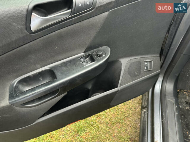 Сірий Фольксваген Пассат, об'ємом двигуна 1.6 л та пробігом 218 тис. км за 5399 $, фото 25 на Automoto.ua