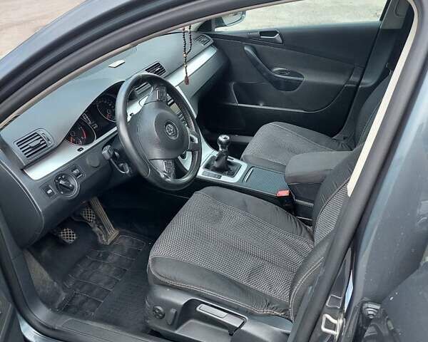 Сірий Фольксваген Пассат, об'ємом двигуна 1.6 л та пробігом 305 тис. км за 8300 $, фото 4 на Automoto.ua