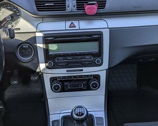 Сірий Фольксваген Пассат, об'ємом двигуна 1.6 л та пробігом 235 тис. км за 5900 $, фото 8 на Automoto.ua