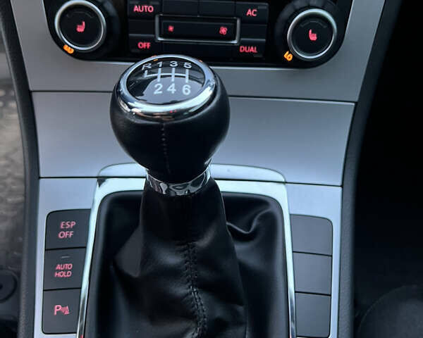 Сірий Фольксваген Пассат, об'ємом двигуна 2 л та пробігом 214 тис. км за 8300 $, фото 19 на Automoto.ua