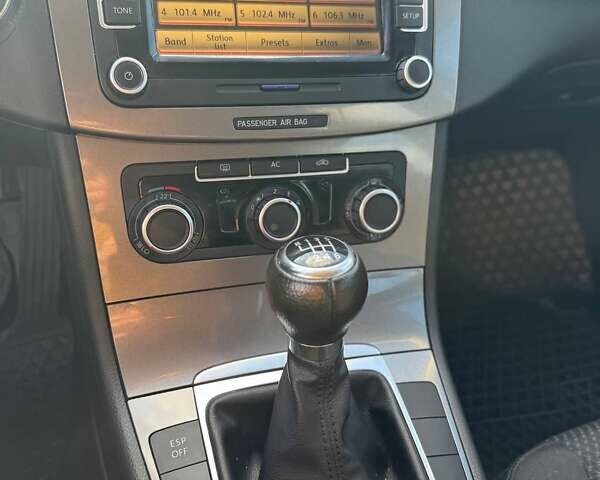 Сірий Фольксваген Пассат, об'ємом двигуна 1.4 л та пробігом 235 тис. км за 6400 $, фото 11 на Automoto.ua