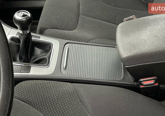 Серый Фольксваген Пассат, объемом двигателя 1.6 л и пробегом 245 тыс. км за 6500 $, фото 31 на Automoto.ua