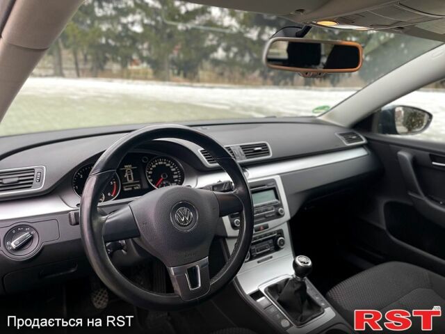 Серый Фольксваген Пассат, объемом двигателя 1.6 л и пробегом 286 тыс. км за 8890 $, фото 4 на Automoto.ua