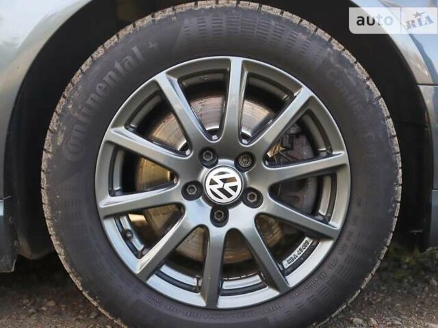 Серый Фольксваген Пассат, объемом двигателя 1.6 л и пробегом 214 тыс. км за 8200 $, фото 13 на Automoto.ua