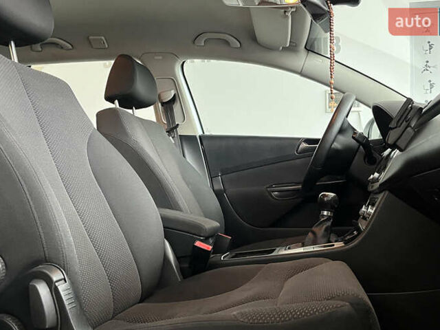 Серый Фольксваген Пассат, объемом двигателя 1.6 л и пробегом 286 тыс. км за 7000 $, фото 20 на Automoto.ua