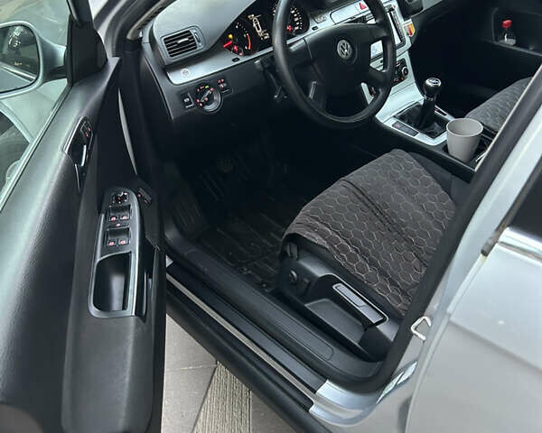 Сірий Фольксваген Пассат, об'ємом двигуна 1.6 л та пробігом 244 тис. км за 5750 $, фото 10 на Automoto.ua