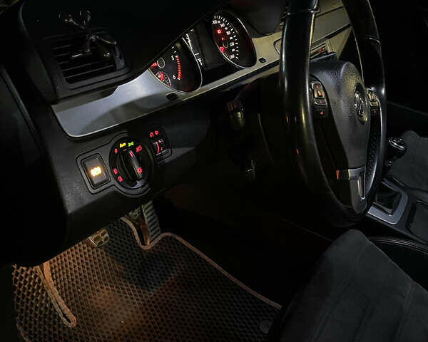 Серый Фольксваген Пассат, объемом двигателя 2 л и пробегом 302 тыс. км за 7300 $, фото 65 на Automoto.ua