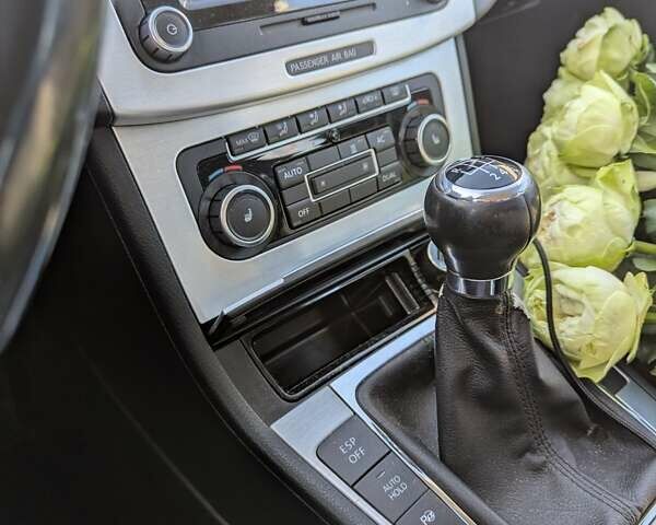 Серый Фольксваген Пассат, объемом двигателя 1.97 л и пробегом 235 тыс. км за 7500 $, фото 17 на Automoto.ua