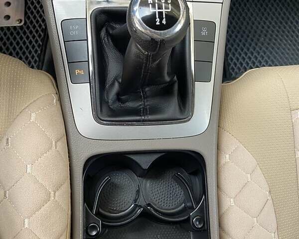 Сірий Фольксваген Пассат, об'ємом двигуна 2 л та пробігом 235 тис. км за 6200 $, фото 20 на Automoto.ua