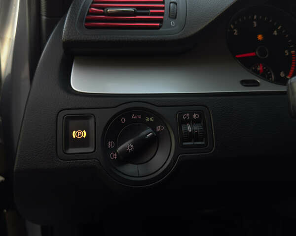 Сірий Фольксваген Пассат, об'ємом двигуна 1.6 л та пробігом 281 тис. км за 8350 $, фото 47 на Automoto.ua