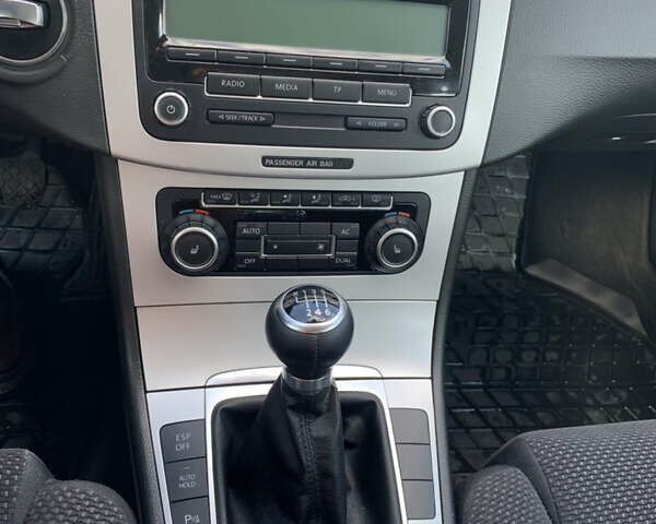 Серый Фольксваген Пассат, объемом двигателя 2 л и пробегом 277 тыс. км за 7499 $, фото 8 на Automoto.ua