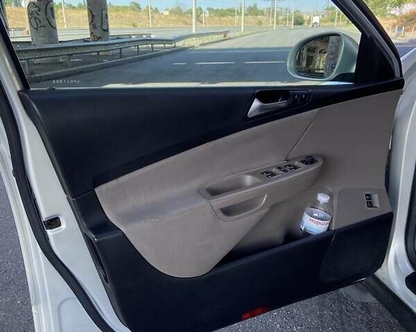 Сірий Фольксваген Пассат, об'ємом двигуна 2 л та пробігом 235 тис. км за 6200 $, фото 14 на Automoto.ua