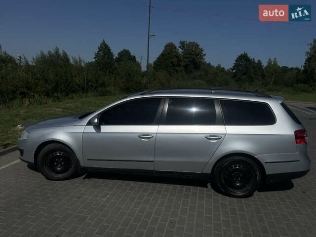 Серый Фольксваген Пассат, объемом двигателя 1.6 л и пробегом 300 тыс. км за 5000 $, фото 1 на Automoto.ua