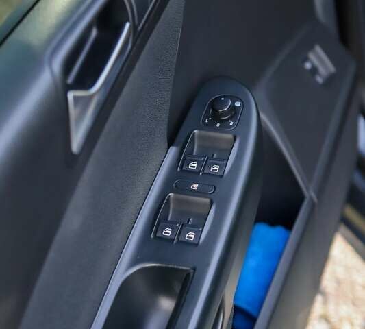 Серый Фольксваген Пассат, объемом двигателя 1.6 л и пробегом 214 тыс. км за 8200 $, фото 19 на Automoto.ua