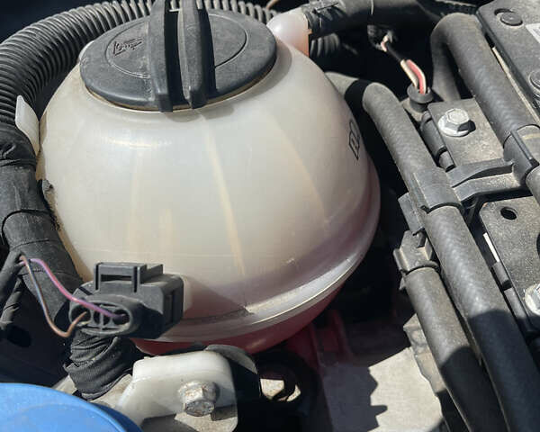 Серый Фольксваген Пассат, объемом двигателя 2 л и пробегом 302 тыс. км за 7300 $, фото 32 на Automoto.ua