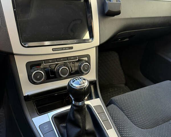 Серый Фольксваген Пассат, объемом двигателя 1.4 л и пробегом 239 тыс. км за 5450 $, фото 4 на Automoto.ua