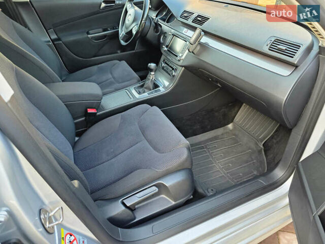 Серый Фольксваген Пассат, объемом двигателя 1.6 л и пробегом 290 тыс. км за 7500 $, фото 33 на Automoto.ua