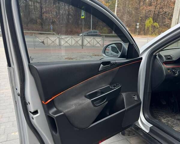 Серый Фольксваген Пассат, объемом двигателя 1.6 л и пробегом 350 тыс. км за 6200 $, фото 18 на Automoto.ua