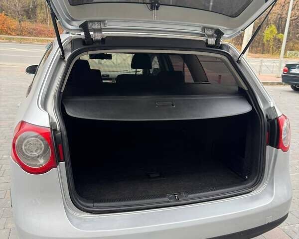 Серый Фольксваген Пассат, объемом двигателя 1.6 л и пробегом 350 тыс. км за 6300 $, фото 13 на Automoto.ua