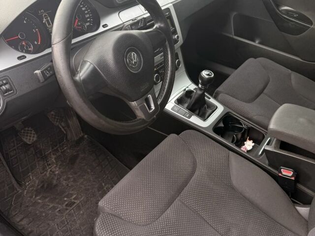 Серый Фольксваген Пассат, объемом двигателя 1.6 л и пробегом 337 тыс. км за 5900 $, фото 5 на Automoto.ua