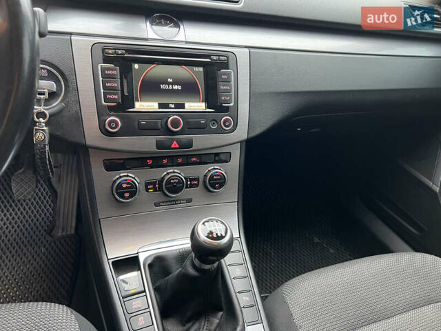 Сірий Фольксваген Пассат, об'ємом двигуна 1.6 л та пробігом 307 тис. км за 8800 $, фото 27 на Automoto.ua