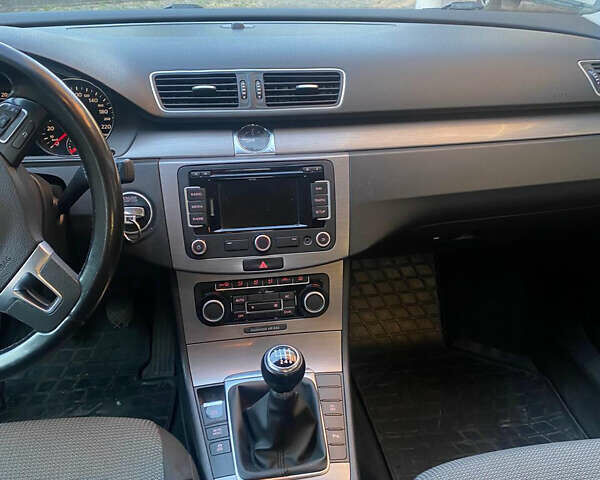 Серый Фольксваген Пассат, объемом двигателя 1.6 л и пробегом 262 тыс. км за 9200 $, фото 8 на Automoto.ua