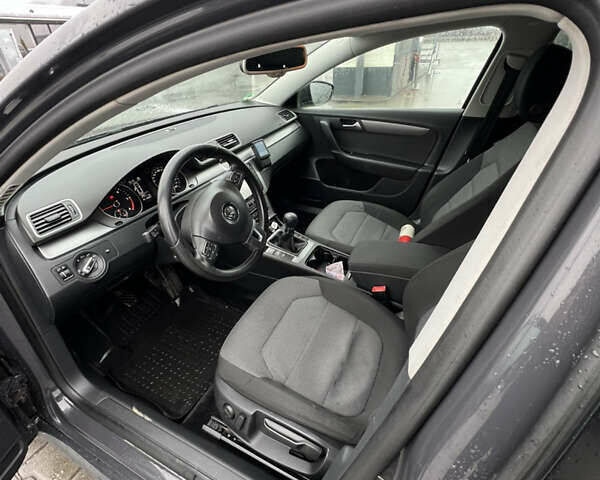 Серый Фольксваген Пассат, объемом двигателя 1.6 л и пробегом 337 тыс. км за 9500 $, фото 5 на Automoto.ua