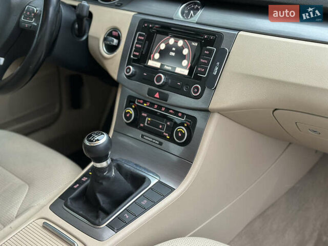 Серый Фольксваген Пассат, объемом двигателя 1.97 л и пробегом 271 тыс. км за 10550 $, фото 71 на Automoto.ua