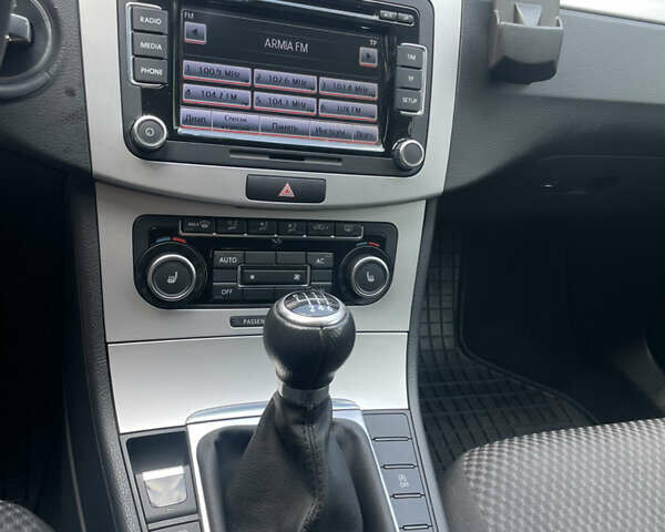 Фольксваген Пассат 2011 в Ивано-Франковске на Automoto.ua Серый Фольксваген Пассат, объемом двигателя 1.97 л и пробегом 262 тыс. км за 8450 $, фото 12 на Automoto.ua