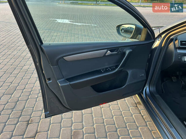 Сірий Фольксваген Пассат, об'ємом двигуна 1.6 л та пробігом 279 тис. км за 8900 $, фото 6 на Automoto.ua