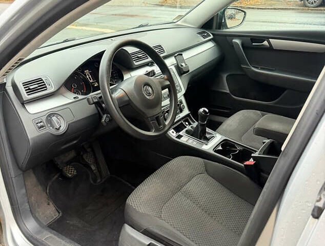 Серый Фольксваген Пассат, объемом двигателя 1.6 л и пробегом 306 тыс. км за 8299 $, фото 5 на Automoto.ua