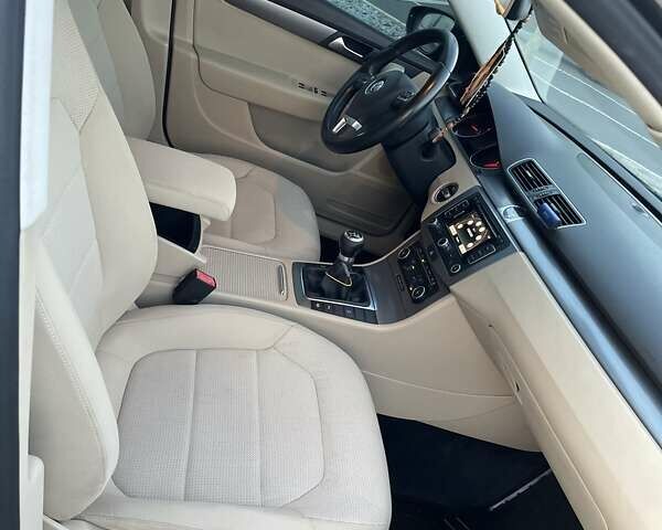 Серый Фольксваген Пассат, объемом двигателя 1.6 л и пробегом 292 тыс. км за 8299 $, фото 18 на Automoto.ua