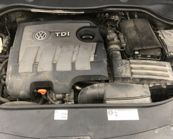 Серый Фольксваген Пассат, объемом двигателя 1.6 л и пробегом 275 тыс. км за 9100 $, фото 1 на Automoto.ua