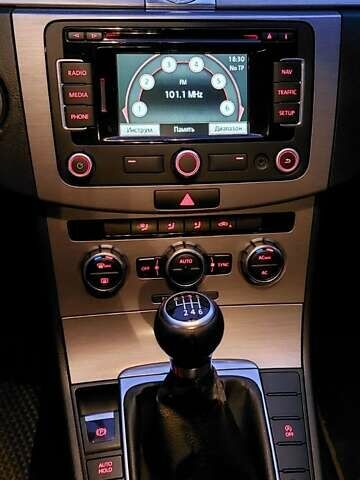 Серый Фольксваген Пассат, объемом двигателя 1.6 л и пробегом 170 тыс. км за 9800 $, фото 9 на Automoto.ua