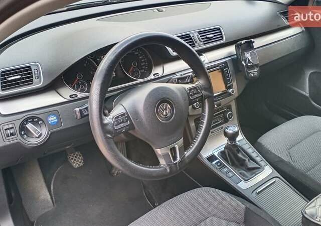 Серый Фольксваген Пассат, объемом двигателя 2 л и пробегом 250 тыс. км за 9800 $, фото 16 на Automoto.ua