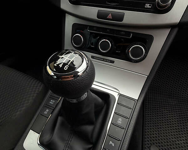 Серый Фольксваген Пассат, объемом двигателя 1.97 л и пробегом 299 тыс. км за 8700 $, фото 26 на Automoto.ua