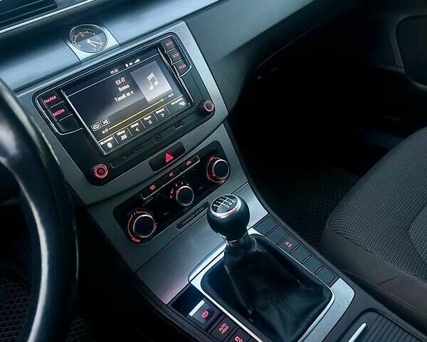 Серый Фольксваген Пассат, объемом двигателя 1.6 л и пробегом 332 тыс. км за 10500 $, фото 9 на Automoto.ua