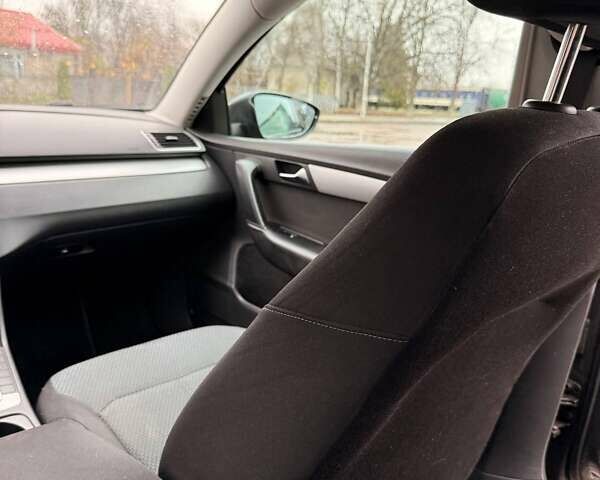 Серый Фольксваген Пассат, объемом двигателя 1.6 л и пробегом 493 тыс. км за 7999 $, фото 38 на Automoto.ua