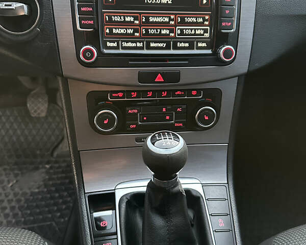 Серый Фольксваген Пассат, объемом двигателя 1.6 л и пробегом 276 тыс. км за 7000 $, фото 15 на Automoto.ua