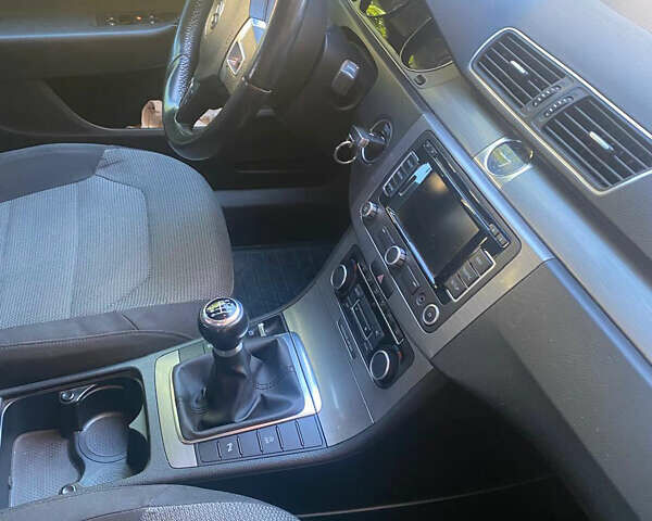 Серый Фольксваген Пассат, объемом двигателя 1.6 л и пробегом 262 тыс. км за 9200 $, фото 7 на Automoto.ua