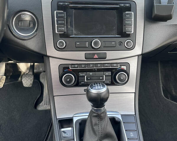 Серый Фольксваген Пассат, объемом двигателя 2 л и пробегом 282 тыс. км за 10500 $, фото 8 на Automoto.ua