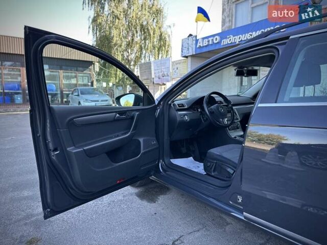 Серый Фольксваген Пассат, объемом двигателя 1.6 л и пробегом 229 тыс. км за 12500 $, фото 76 на Automoto.ua