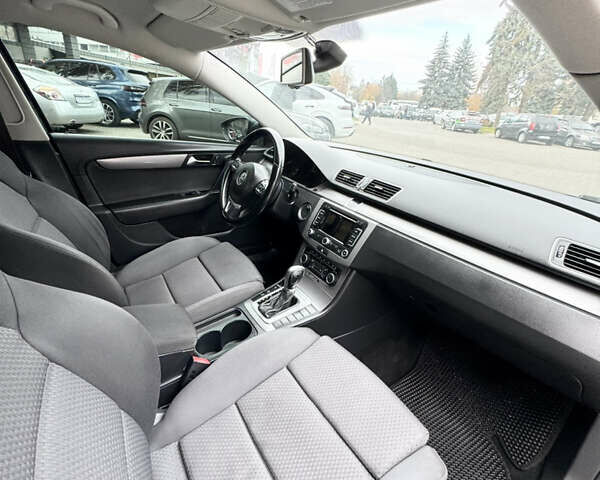 Серый Фольксваген Пассат, объемом двигателя 1.97 л и пробегом 303 тыс. км за 9599 $, фото 26 на Automoto.ua