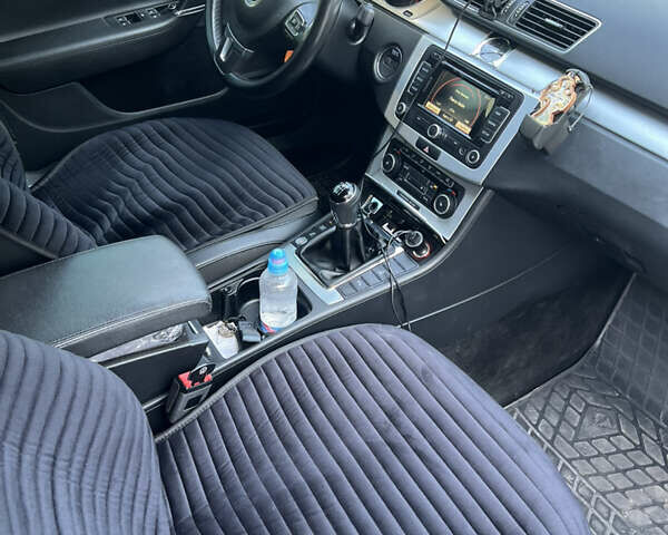 Серый Фольксваген Пассат, объемом двигателя 1.97 л и пробегом 275 тыс. км за 10200 $, фото 17 на Automoto.ua