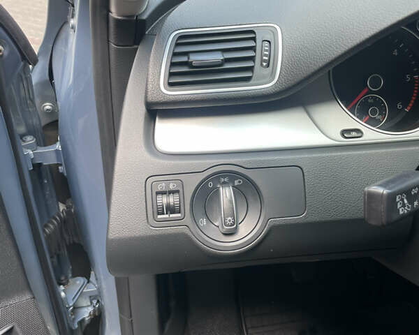 Фольксваген Пассат 2011 в Ивано-Франковске на Automoto.ua Серый Фольксваген Пассат, объемом двигателя 1.97 л и пробегом 262 тыс. км за 8450 $, фото 13 на Automoto.ua