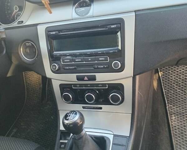 Серый Фольксваген Пассат, объемом двигателя 1.6 л и пробегом 200 тыс. км за 10000 $, фото 1 на Automoto.ua